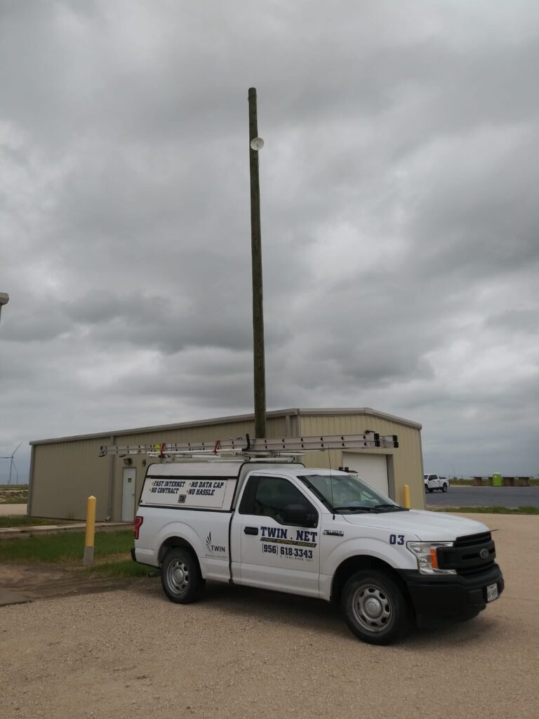 Nuestras cuadrillas instalando un nuevo servicio en McCook, Texas. Twin siempre está trabajando duro para garantizar el mejor servicio de Internet rural para usted en todo el sur de Texas.  